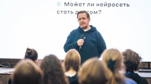 В Мелитополе для молодежи провели лекцию о нейросетях