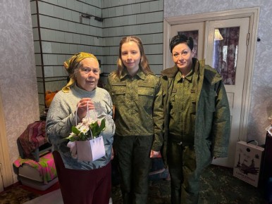 В Мелитополе офицеры СК России поздравили жительницу блокадного Ленинграда с 82-й годовщиной полного освобождения города от блокады