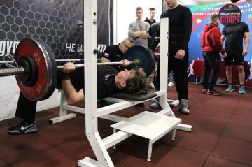 В Мелитополе ветераны СВО приняли участие в соревнованиях по силовому и многоповторному жиму штанги лежа, посвященных Году единства народов России