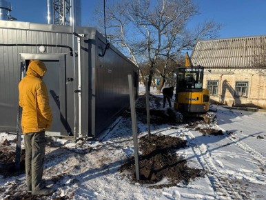 В Светлодолинском шефы из Севастополя обезопасят эксплуатацию новой котельной — на площадке идет установка ограждения