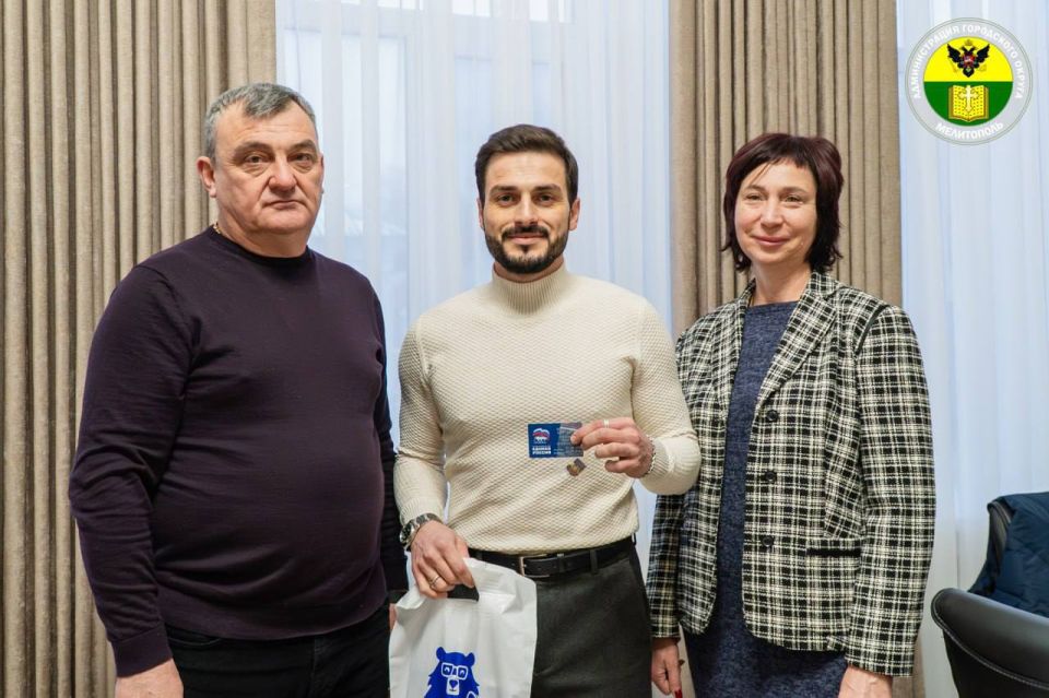 Исполняющая обязанности председателя Мелитопольского городского совета депутатов вручила партийные билеты строителям педиатрического центра