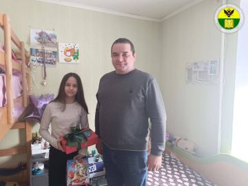 В Мелитополе депутат вручил подарок ребёнку в рамках акции «Ёлка желаний»