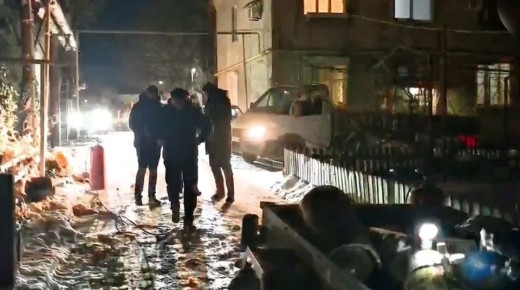 Сотрудники аварийной бригады МБУ «Жилсервис» оперативно подключились к помощи разогрева труб теплоснабжения в городе Мелитополь на улице Шмидта