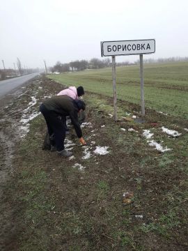 Сотрудники МБУ «Жилсервис» провели уборку территории Астраханского территориального отдела