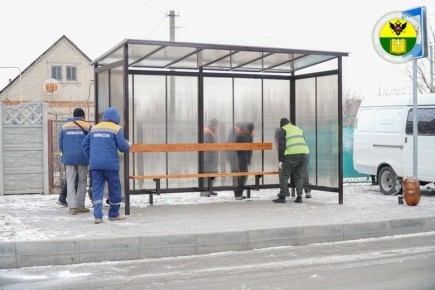 В Мелитополе заменили поврежденную ветром автобусную остановку