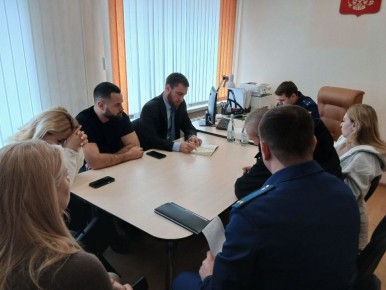 Команда запорожского филиала фонда «Защитники Отечества» провела в Акимовке совместный с районной прокуратурой прием членов семей погибших и ветеранов СВО