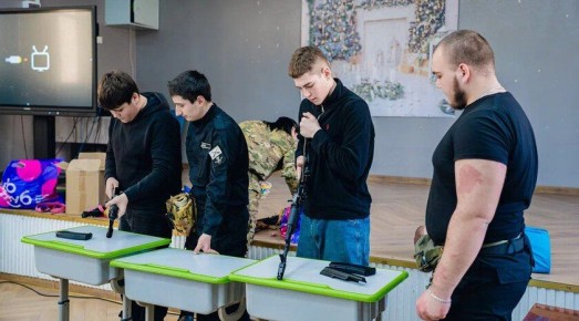 Для молодежи из Мелитополя провели урок по гражданской обороне и тактической медицине