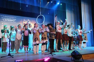 Детский спектакль «Формула пятерки» театральной студии «Серебро» состоялся в Областном центре искусств и народного творчества (ОЦИНТ) в Мелитополе
