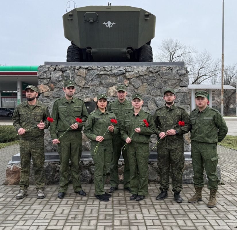 В Мелитополе состоялась церемония возложения цветов к памятнику воинам-интернационалистам
