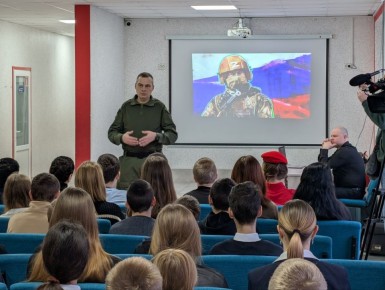 В школе №8 Мелитополя прошла встреча-дискуссия ветерана с учениками 6-9 классов «Мир без ненависти: Диалог поколений»