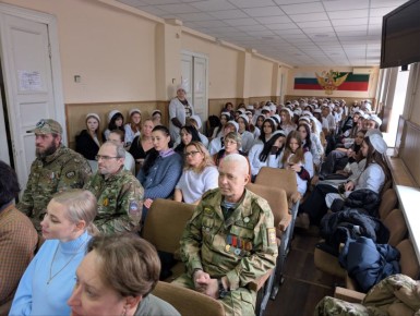 Студенты Мелитопольского медицинского колледжа поздравили с Днем Защитников Отечества ветеранов спецоперации