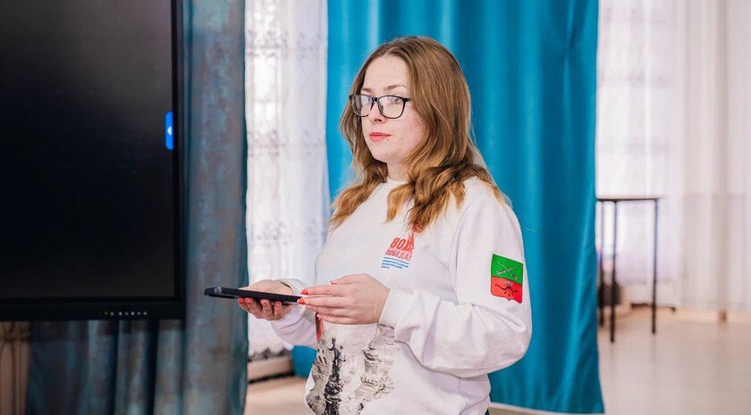 Для школьников из Мелитополя провели показ видеоинтервью «СВОи. Разговоры с Героями»