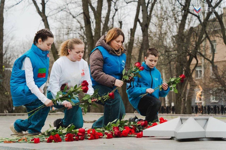 В Мелитополе у Вечного огня почтили память защитников Отечества