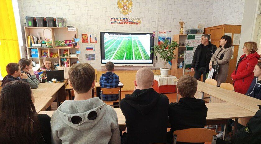 Выпускникам Поляновской школы рассказали о возможностях поступления в Васильевский колледж