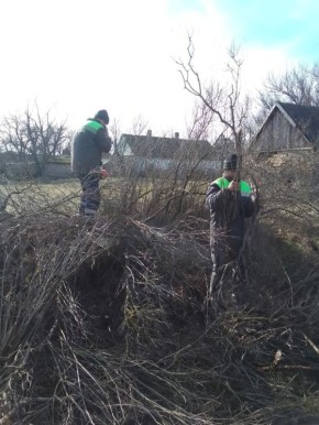 Сотрудники МБУ «Жилсервис» провели работы по очистке сливных сооружений в селе Новгородковка