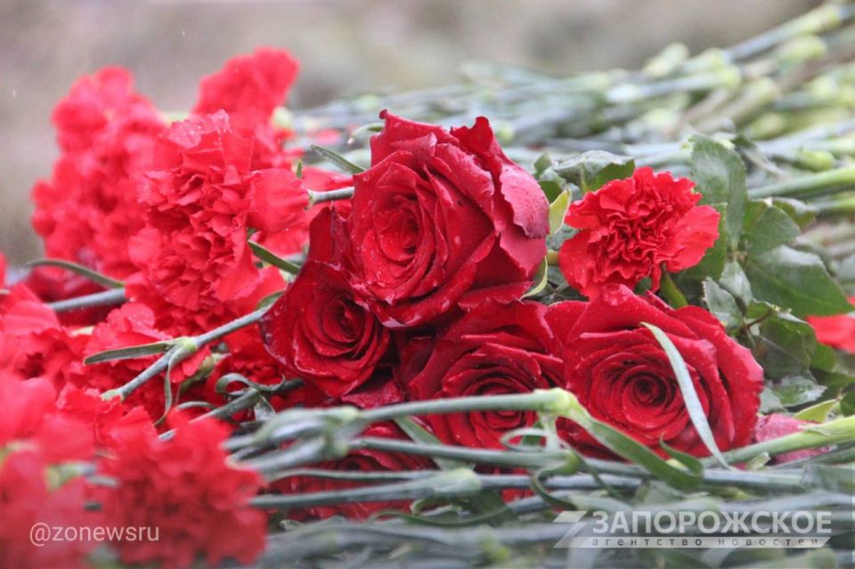 Молодежь из Мелитополя возложила цветы к стеле «Журавли» в четвертую годовщину начала СВО