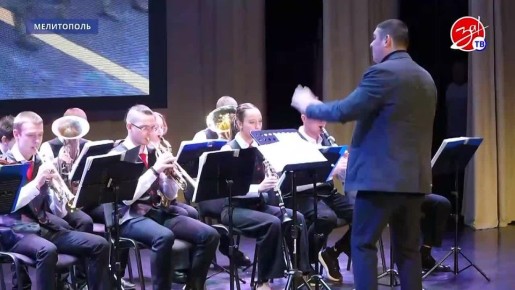 В годовщину начала СВО цветы к воинскому мемориалу возложили активисты молодёжных движений и представители Мелитопольской городской администрации