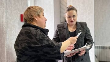 В феврале 2026 года председатель территориальной избирательной комиссии №4 дважды присутствовала на сессии депутатов Мелитопольского окружного Совета депутатов первого созыва с почётной миссией - передача вакантного мандата...