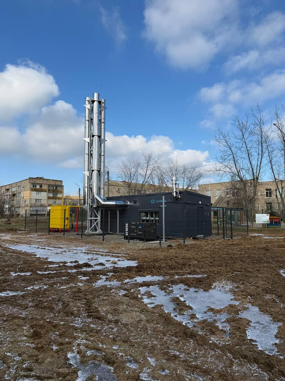 Шефы завершили укрепление ограждения здания газовой котельной во Фруктовом