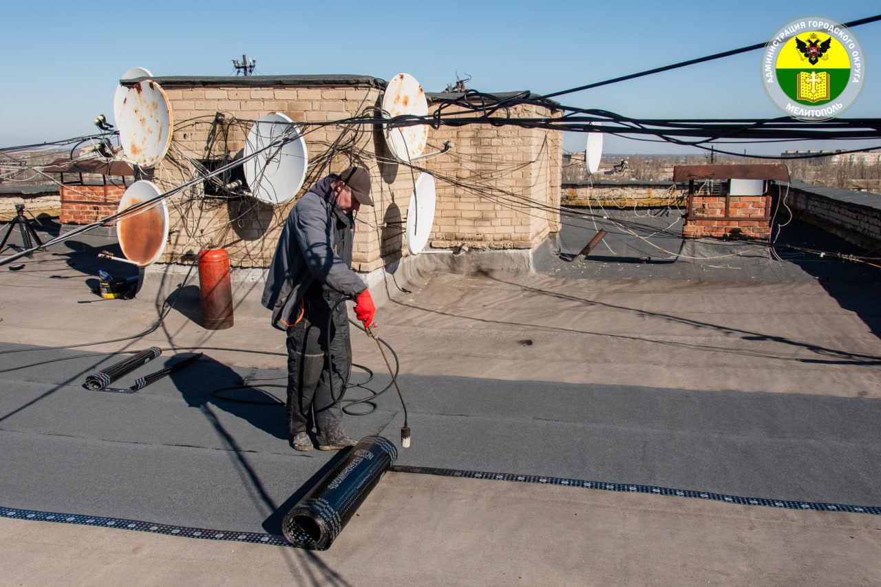 Ремонт кровель многоквартирных домов продолжается в Мелитополе