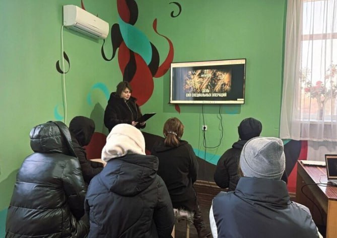 В Доме культуры села Дмитровка прошла встреча с молодежью, приуроченная ко Дню сил специальных операций