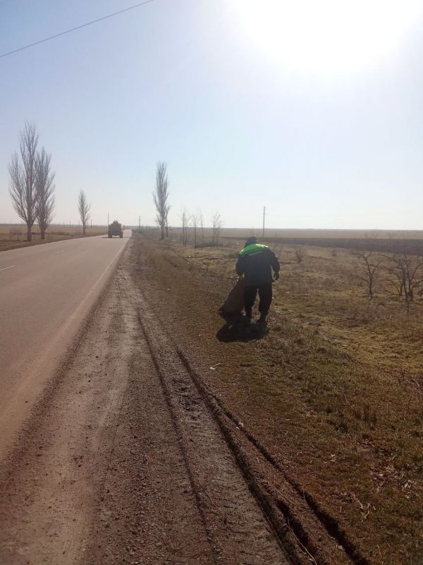 Сотрудники МБУ «Жилсервис»проводят работы по благоустройству территории при въезде в село Новониколаевка со стороны трассы М-14