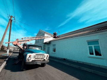 Сотрудники МБУ «Жилсервис» выполнили работы по ремонту кровли и установке новых коньков на здании Дома культуры в селе Новобогдановка