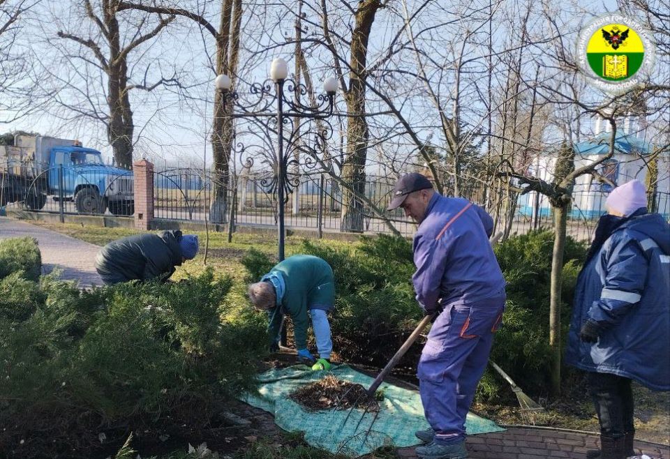 Коммунальные службы провели благоустройство территории Братского кладбища в селе Терпенье