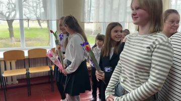 Сильные руки дарят нежные цветы!