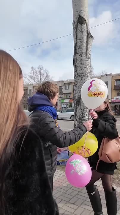 Активисты молодёжной организации ЛДПР поздравили с 8 марта жителей Мелитополя!