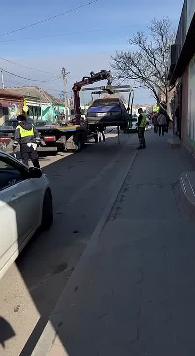 Уважаемые мелитопольцы!. Соблюдайте правила дорожного движения и внимательно выбирайте места для парковки