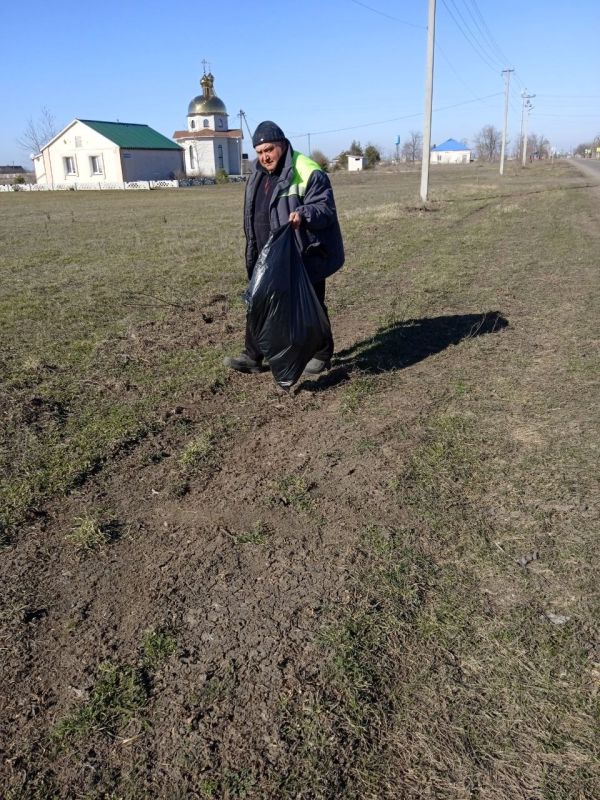 Делаем наши села чище. Сотрудники МБУ «Жилсервис» провели уборку территории села Обильное