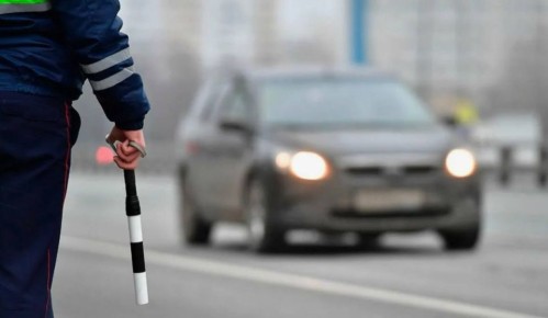 Сотрудники ГИБДД регулируют движение в Мелитополе на перекрестке улиц Воинов-Интернационалистов и Кирова