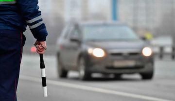 Сотрудники ГИБДД регулируют движение в Мелитополе на перекрестке улиц Воинов-Интернационалистов и Кирова