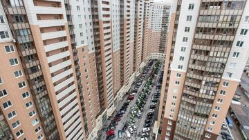 Плотная городская застройка, так называемые «человейники», по мнению Нины Останиной, влияет на решение семей о рождении второго и последующих детей