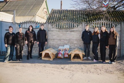 Новые будки и корм для собак: волонтёры навестили приют для животных в Мелитополе