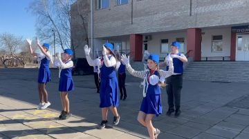 В ГБУ ОО ЗО "Константиновской СОШ № 1" состоялась замечательная флешмоб-акция под названием "Безопасный пешеход", организованная отрядом ЮИД совместно с сотрудниками Госавтоинспекции города Мелитополя