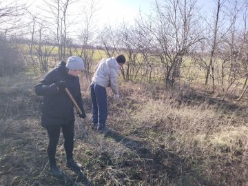 Сотрудники МБУ «Жилсервис» провели уборку на территории села Тихоновка