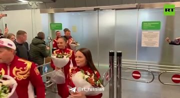 В аэропорту Внуково с плакатами и цветами встретили паралимпийцев