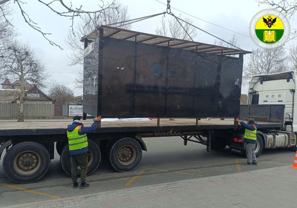 Сергей Золотарёв: Продолжаем обновлять остановочные павильоны в Мелитополе