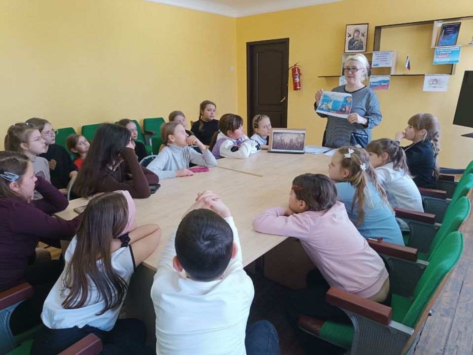 Час истории в Константиновском ДК: «Возвращение в родную гавань»