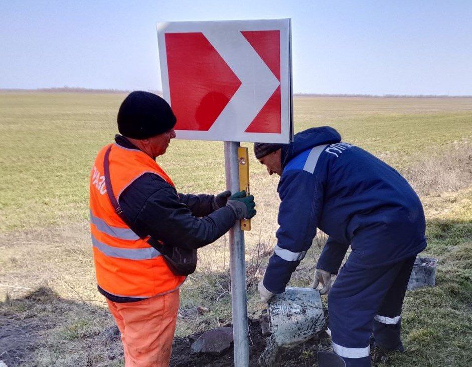 ГУП «УАЗО» продолжает выполнять работы по установке дорожных знаков и дополнительных щитков на автомобильных дорогах региона