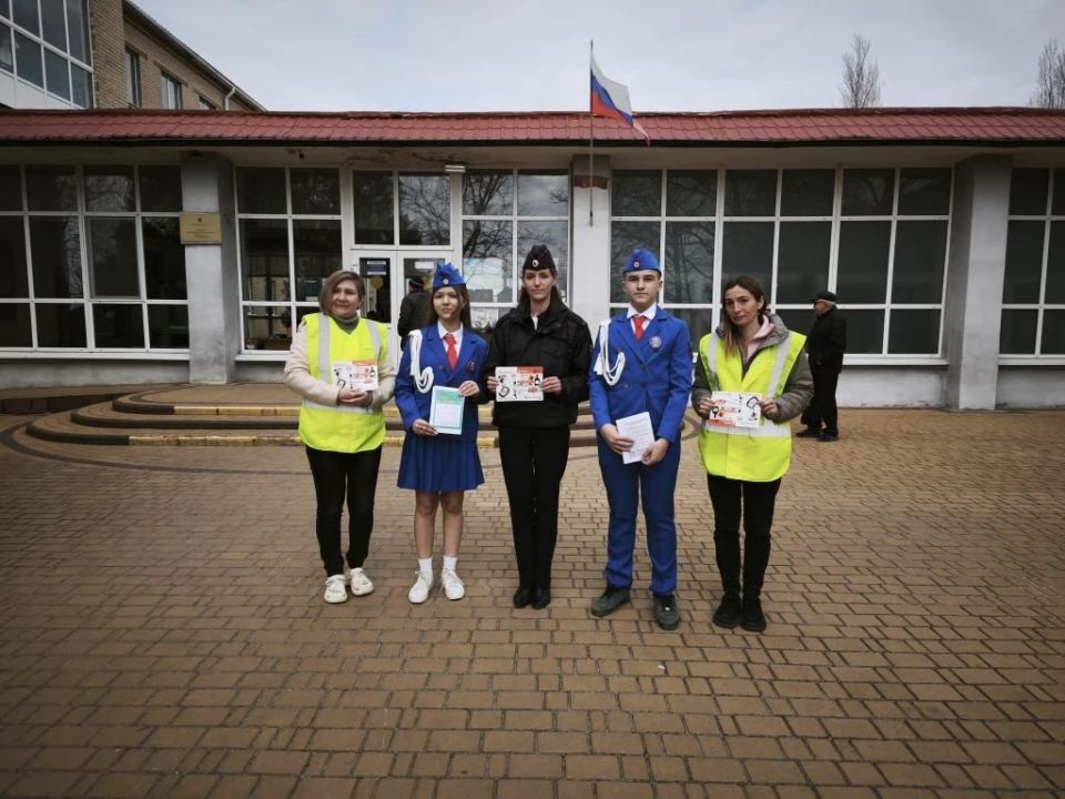 Сотрудники Госавтоинспекции совместно с отрядом ЮИД и «Родительским патрулем» провели профилактическую акцию вблизи Мелитопольской школы № 6