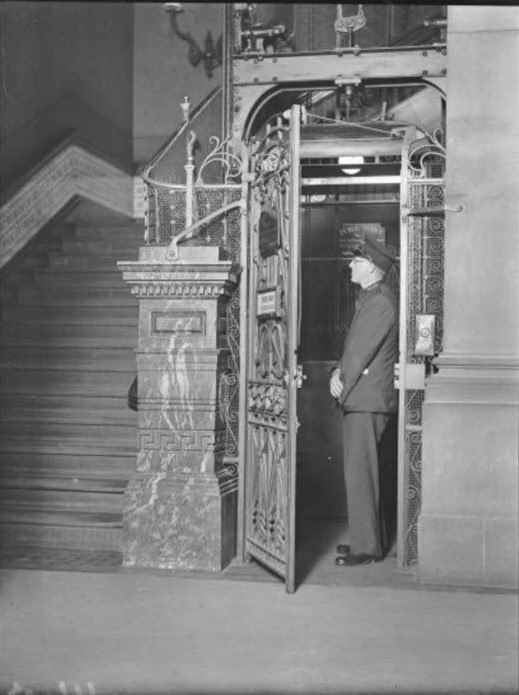 Профессия лифтёра появилась в середине XIX века