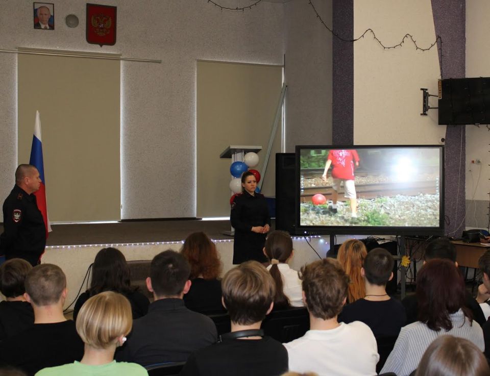 Транспортные полицейские Запорожской области обучают школьников безопасному поведению на железной дороге