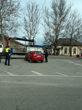Пошла жара. В Мелитополе началась эвакуация неправильно припаркованного транспорта