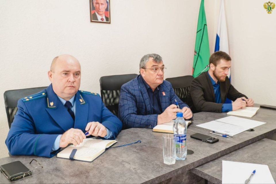 Прокурор города Мелитополя Олег Дурягин совместно с главой городского округа Сергеем Золотаревым и руководителем филиала фонда «Защитники Отечества» по Запорожской области Евгением Маркеловым провел личный прием граждан в...