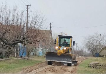В запорожских сельских поселениях выравнивают дороги