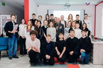 В школе №8 прошла встреча школьников с депутатом Законодательного собрания региона, ветераном специальной военной операции Сергеем Юрченко