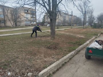 Сотрудники МБУ «Жилсервис» продолжают работу по наведению порядка и благоустройству территории в п. Фруктовое